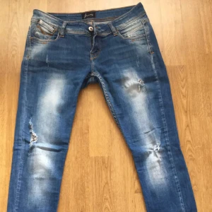  - Blå jeans. Står ej för frakten.