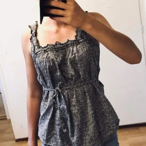  - Fin sommar tunika från Hilfiger Denim. Tunikan är i storlekar S och har typ en skärp i midjan Frakt 15kr eller möts upp i södra Stockholm ☺️ Betalning sker med Swish   