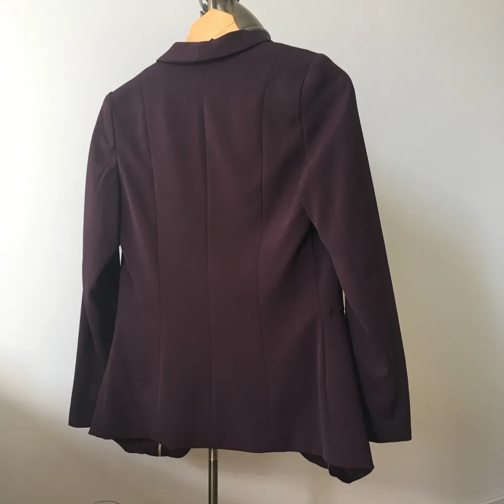 H&M XS/S Maroon Kavaj. Aldrig använd. Kan mötas upp i Stockholm eller står du för frakt 58kr🌻. Tröjor & Koftor.