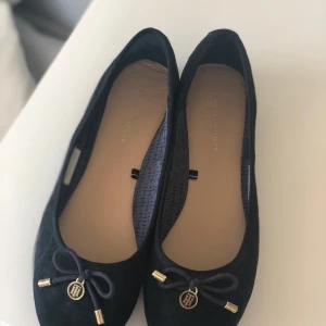  - Strl: 39 Färg: Marinblåa ALDRIG använda, nypris 1099kr i Stockholm.