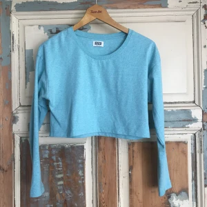  - Turkos långärmad magtröja från weekday. Skön och i fint skick. Swish eller kontant. Kan antingen mötas upp i stockholm eller rosersberg/märsta, eller frakta. Köparen står för frakten. 