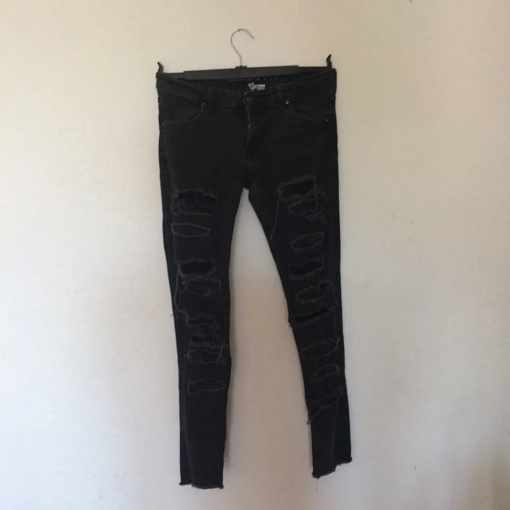 Ripped jeans från H&M. Följt med på många konserter , sköna och elastiska. Välanvända men supersnygga! Lite liten i storleken.. Jeans & Byxor.