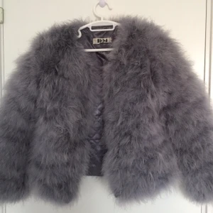  - Säljer en grå/lila pälsjacka från DM retro som knappt är använd! Nypris: 1300kr. Storlek xs-s. Skulle även kunna byta den mot en likadan i svart!