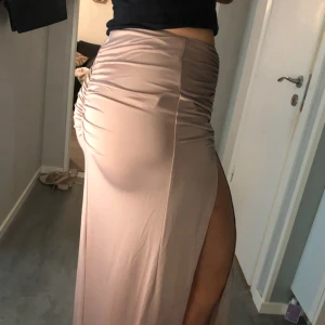  - Långkjol från Nelly med två slitsar