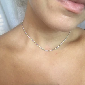  - Tunt halsband, fungerat även som choker