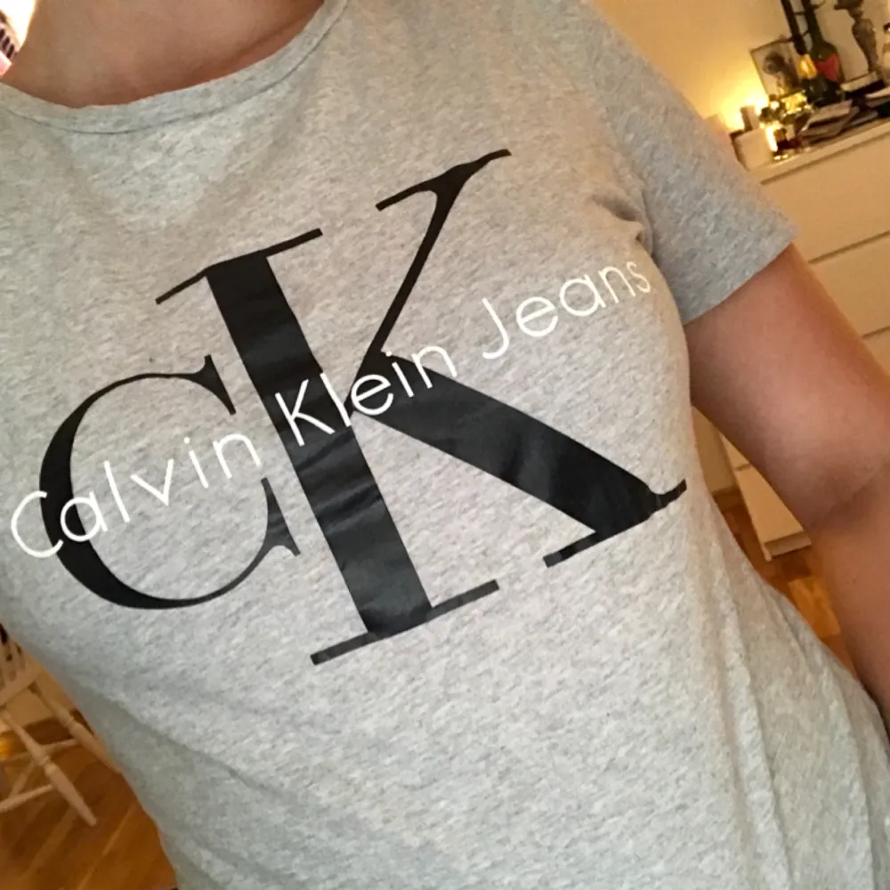 T-shirt från Calvin Klein. Bra skick. Köparen står för frakt. ♥️. Toppar.