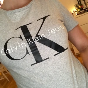  - T-shirt från Calvin Klein. Bra skick. Köparen står för frakt. ♥️