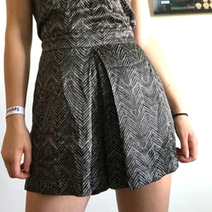  - Fin byxdress köpt helt ny på Nya Zeeland. Materialet är siden, är använd en gång på ett bröllop och är i storlek 36. Köparen står för frakt. 