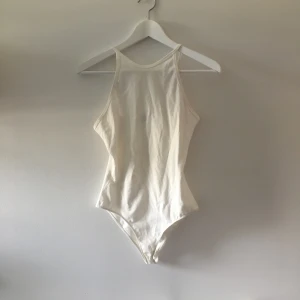  - Vit body, i princip oanvänd. Riktigt fin till highwaist jeansshorts