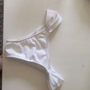  - Vita cheeky bikinitrosor köpta i Rio de Janeiro  Oanvända!  Köparen står för frakten 