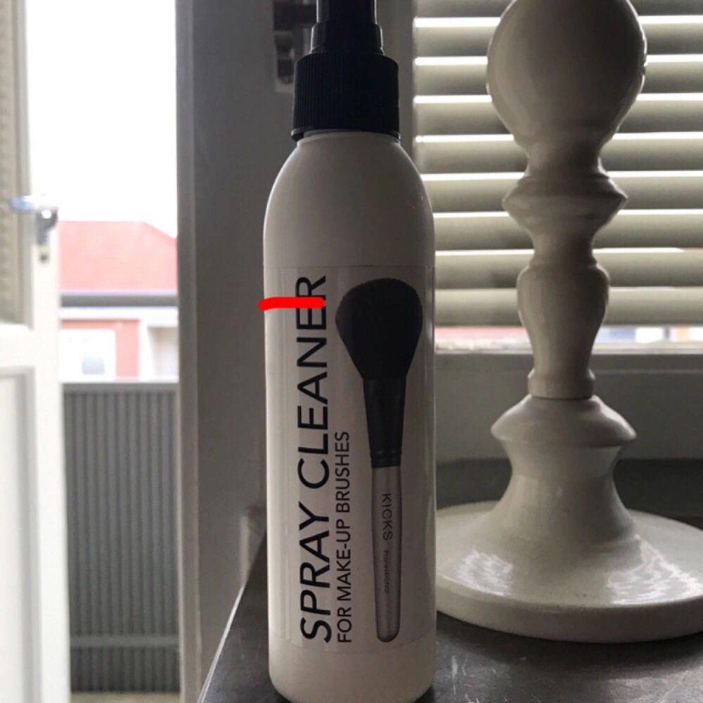 En spray som rengör sminkborstar + ett brushegg (se sista bilden för att förstå vad det är). Andra bilden är markerad för att veta hur mycket det är kvar i flaskan.  50kr för båda ❌ SPRAY SÅLD. Övrigt.