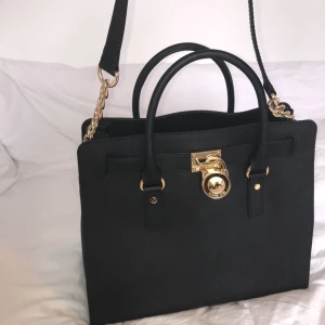  - Michael Kors Hamilton en Svart Fint Säljer den eftersom den inte används och de är synd att den bara ska stå.  Endast använd 2 gånger vid korta tillfällen. Därav i nyskick.skickas den med postnord eller schenker spårbar frakt
