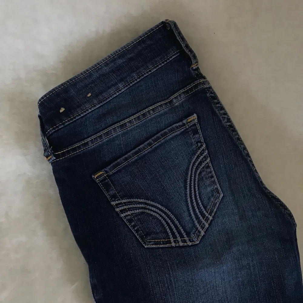 Supersnygga, stretchiga och sköna mörkblå jeans från Hollister 😊 Använda ett fåtal gånger men ser som nya ut. De är i storlek 00s eller 23/29, jag har vanligtvis XS och de passar perfekt. Säljer för 149kr + frakt, tar swish. . Jeans & Byxor.