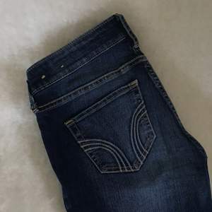 Supersnygga, stretchiga och sköna mörkblå jeans från Hollister 😊 Använda ett fåtal gånger men ser som nya ut. De är i storlek 00s eller 23/29, jag har vanligtvis XS och de passar perfekt. Säljer för 149kr + frakt, tar swish. 