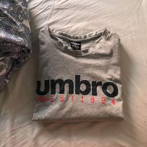 Avklippt T-shirt från UMBRO, köpt second hand 🌸 kan mötas upp i Malmö elr så står köparen för frakt