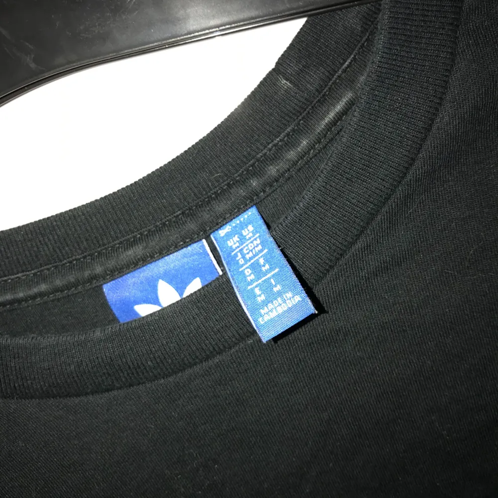 Adidas magtröja, köpt avklippt från t-shirt store.. Toppar.