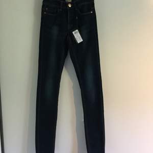 Mjuka stretchiga jeans från Only. Storlek XS längd 34. Mörkblå. Helt nya med lappar kvar.