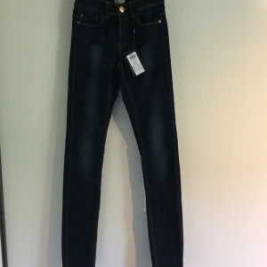  - Mjuka stretchiga jeans från Only. Storlek XS längd 34. Mörkblå. Helt nya med lappar kvar.
