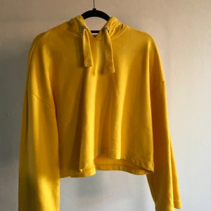  - Gul hoodie i bra skick från Monki