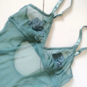  - Suuuperfin body i grönt med broderade rosor. Strl S. Köparen betalar frakt eller så kan jag mötas i Sthlm!!