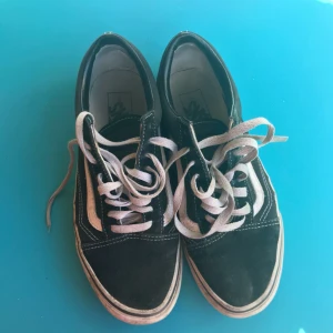  - ett par någorlunda använda vans, i storlek 39! i bra skick