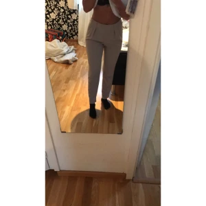  - Ljusa kostymbyxor i väldigt bra skick, använda fåtal gånger. 