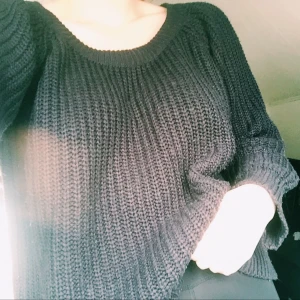  - Svart stickad tröja. Frakt tillkommer:)