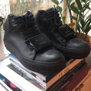  - Sneakers från acne.  Fint skick  Nypris ca3000kr Köpare betalar ev frakt