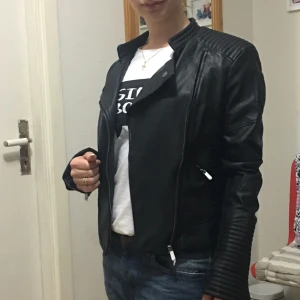  - Helt ny öanvand skinnjacka st 38 
