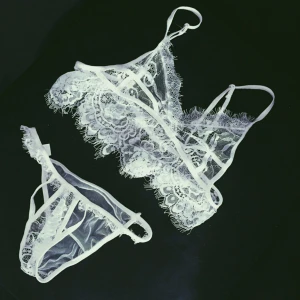  - Aldrig använt pga för litet. Skulle säga att det är en B-kupa och storlek S på trosorna. Frakt tillkommer:) (45 kr)