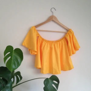 - Gul off shouldertopp med extra delar för armarna. Står storlek M men skulle mer passa en S eller XS. Superfin men kommer inte till användning då den är lite för tajt på mig! Perfekt nu till sommaren☀️ kan mötas upp i Borås eller frakta mot portobetalning!