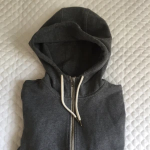  - Grå hoodie i fint skick