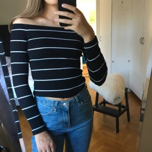  - Randig off the shoulder tröja. XS men stretchig så passar nog S också. Aldrig använd