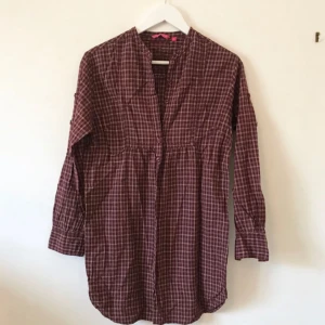  - Vinröd klänning eller skjorta med knäppning och söta detaljer. Luftigt och skönt tyg i 100% bomull, så perfekt till sommaren! Storlek S, men funkar säkert för både XS och M.  Kan mötas i Stockholm eller skicka mot fraktkostnad! ✨🌸✨