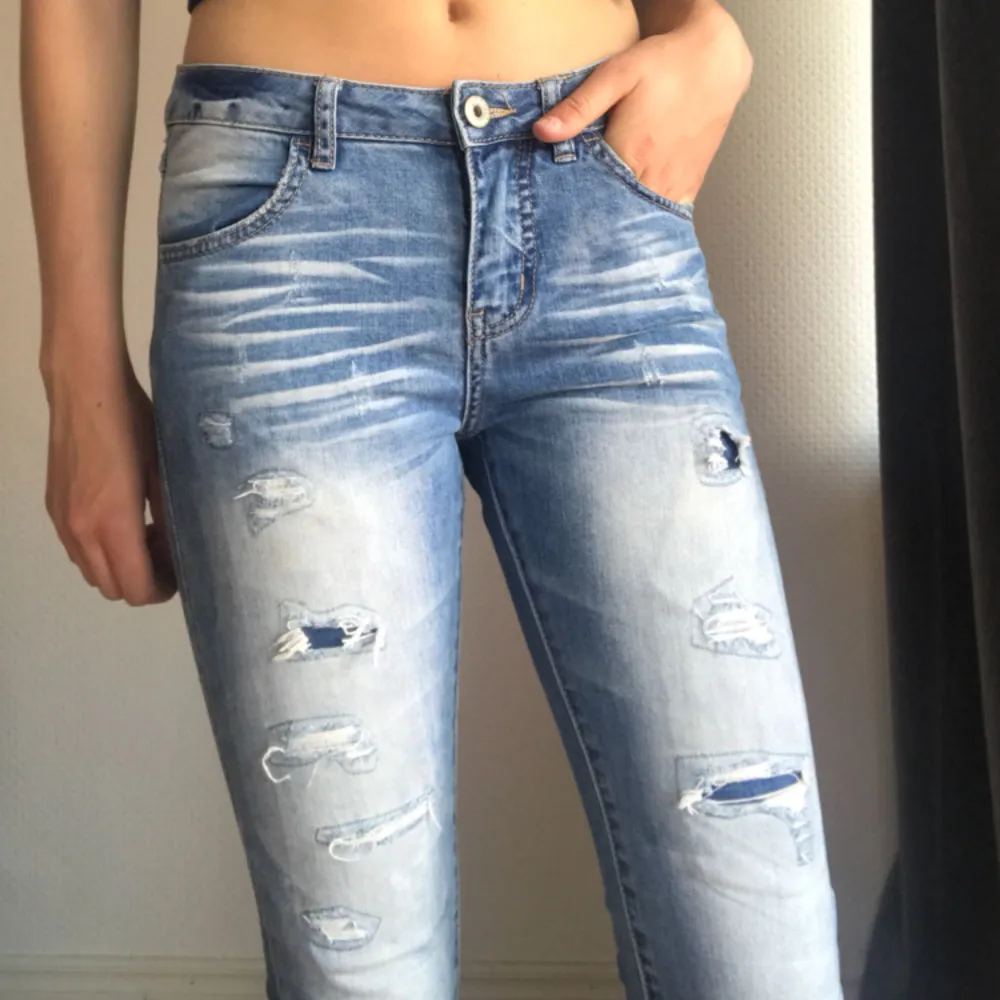 Sååå coola jeans! Sitter som en smäck över rumpan😋 frakt: 55kr. Jeans & Byxor.