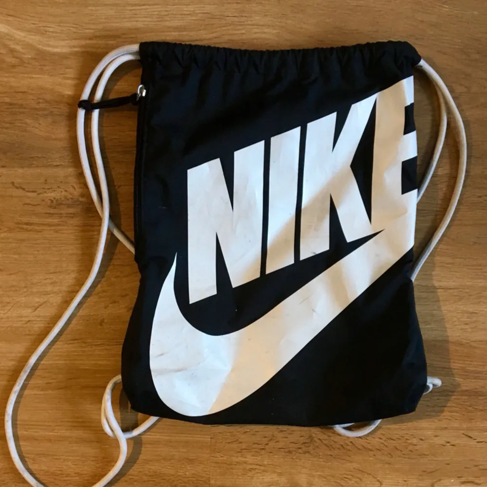 Gympapåse från Nike i bra skick. Stor sidoficka.. Väskor.