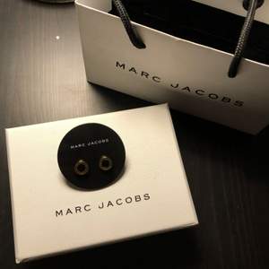 Marc Jacobs örhängen. Använda 2 gånger. Box & påse medkommer. Nypris 600kr.  Köparen står för eventuella fraktkostnader. 