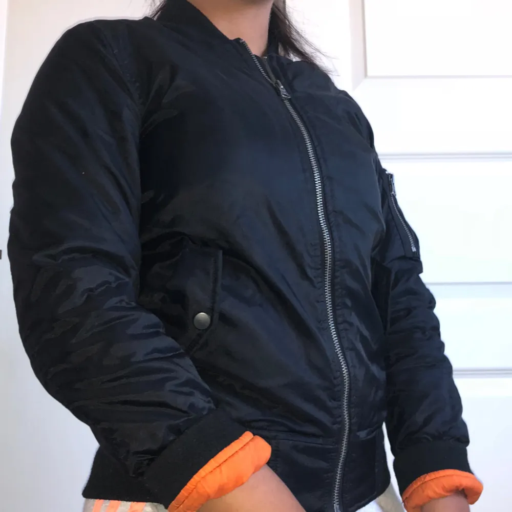 En jacka från Junkyard med orange inuti, jätte fin o fixar till en outfit verkligen!. Jackor.
