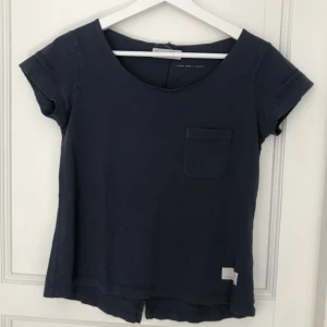  - Säljer en mycket stilren och snygg t-shirt från Odd Molly. I väldigt fint skick då den tyvärr inte använts så mycket därav säljer jag den.  Köptes på Nk i Göteborg för över 500kr  