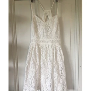  - En klänning från Abercrombie & Fitch, använd 2 gånger. Den är hyfsat kort så passar nog bra för någon lite kortare. Tar swish✨