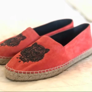  - Säljer mina sprillans nya mocka espandrillos från Kenzo. Använda en gång men insåg då att det var för små och har sedan dess endast legat på hyllan. Skulle rekommendera dem för folk i strl 37 alt liten 38. 