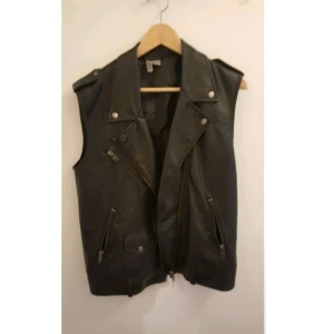  - Skinn-väst i skinnimmitation från HM