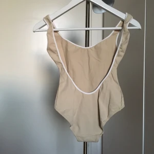 Baddräkt  - Jag har klippt märken som stod inne i plagget men det är från Paula Beachwear. Använd en gång. Säljer pga att jag har blivit storlek M. 🌻 