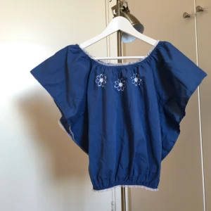  - Freesize blå blus som jag köpte i Manila. Freesize menar att det passar all storlek XS-L, jag är mellan S/M.   Swish, köparen står för frakt 🌻