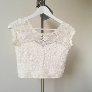 vit topp - Hollister Vit XS Crop Top. Använd 3-4ggr. Säljer pga jag har blivit större.  Swish🌻