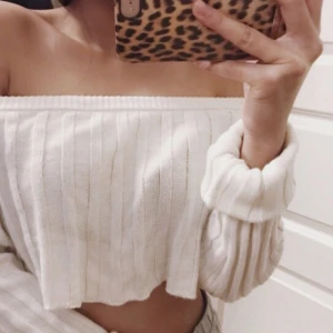  - Säljer denna populära offshoulder croptop från NAKD! Storlek xs, men passar även s. byter ej ❤️