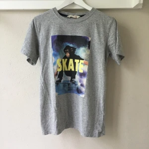  - Skate-tröja köpt från H&Ms barnavdelning. Storlek 158/164 som motsvarar en S/M. 