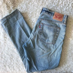  - Levis jeans i bra skick. Lite stor för mig och därför säljer jag dom. Pris kan diskuteras! Frakt 39kr 💙