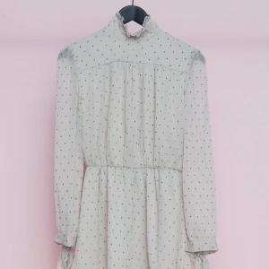  - Helt ny byxdress från Na-kd! Den har ett härligt tyg med prickar, öppen rygg och knytningar i rygg och ärmar. 