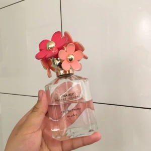  - Parfym från Daisy marc jacobs med lukten ”eau so fresh” halva är använt. Nypriset är drygt 700 kr, frakt: 39 kr